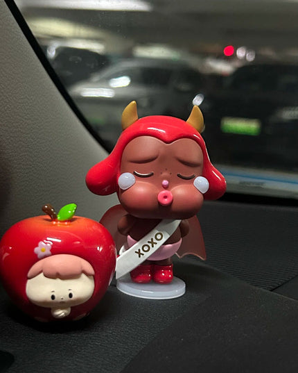 Crybaby Crying For Love Series Kiss Kiss Devil Version vinyl figure 7cm front view