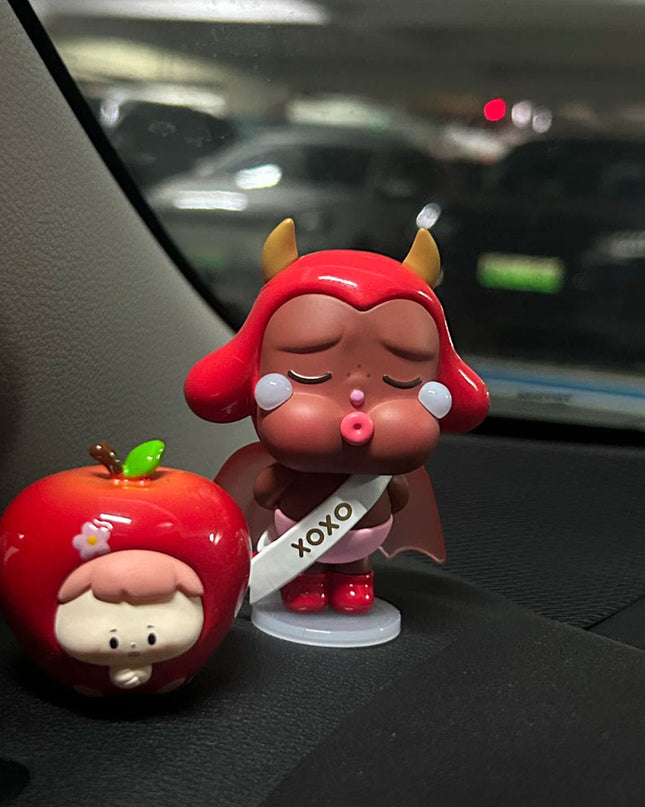 Crybaby Crying For Love Series Kiss Kiss Devil Version vinyl figure 7cm front view