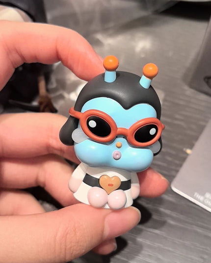 Crybaby Crying To The Moon The Outsider figure front view