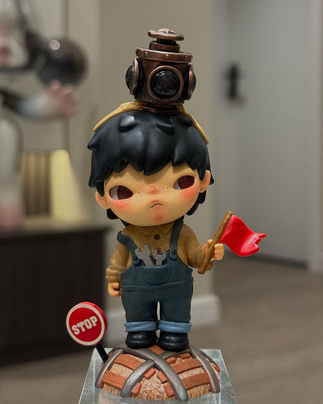 Hirono Le Petit Prince Series vinyl figure 8cm The Switchman character front view