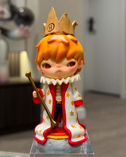 Hirono Le Petit Prince Series vinyl figure 8cm The King character front view